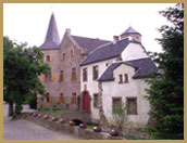 liebevoll restaurierte Wasserburg Bubenheim mit ihrem Gehft