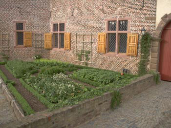 Aussenaufnahmen Fassade und Garten von Burg Bubenheim